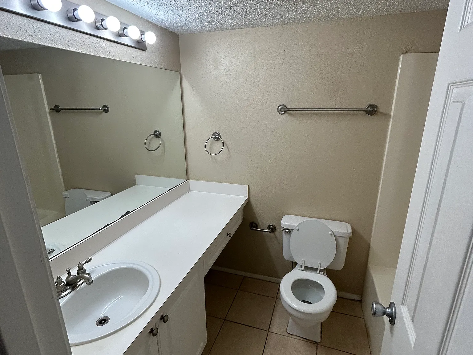 2 bed, 992 sqft, $1,300 — Photo 4