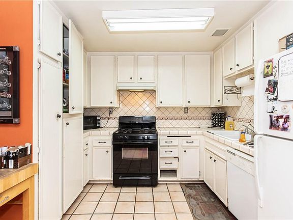3rd image of 982 Marlin Dr