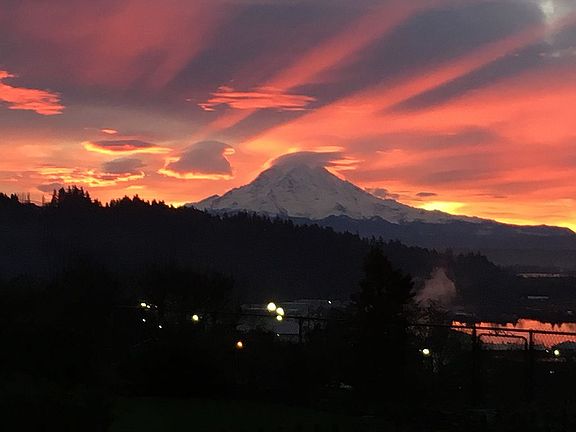 Mt. Rainier Sunrise -natural