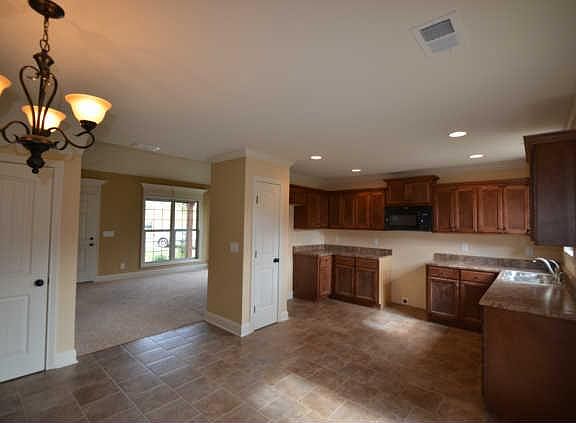 4th image of 909 Tanager Ct #101