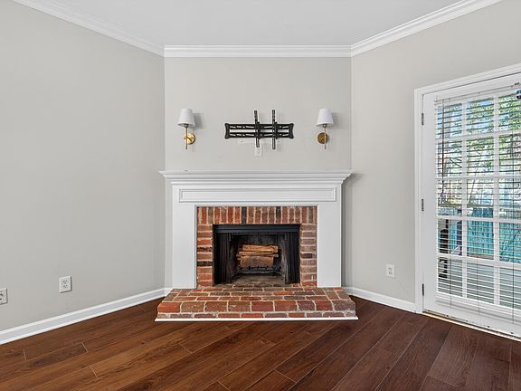 3rd image of 926 Albany Ct