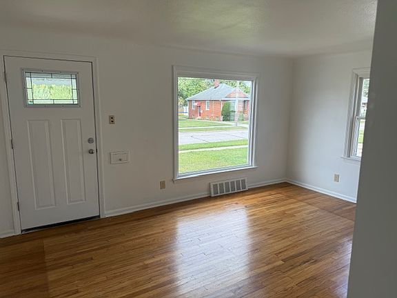 4th image of 3215 Liggett Dr