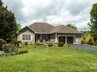 138 Saddle Club Ln, Hendersonville, NC 28739