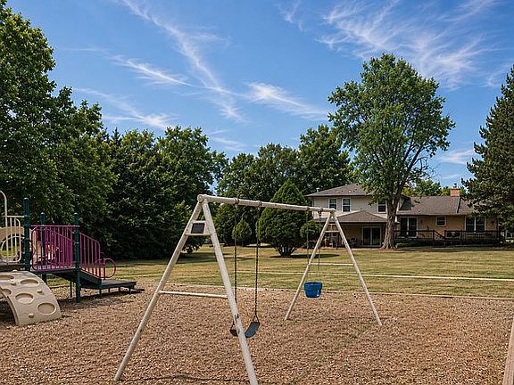 3rd image of 2419 Wildwood Dr