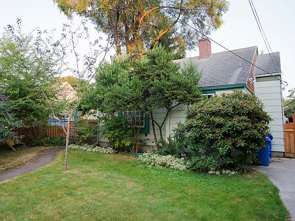 Front Exterior & Yard