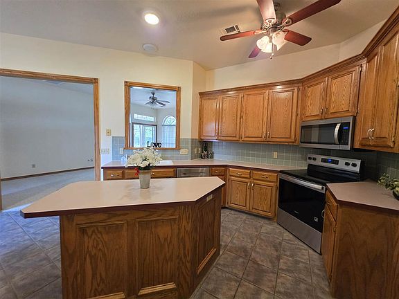 5th image of 422 SE Lancelot Ln