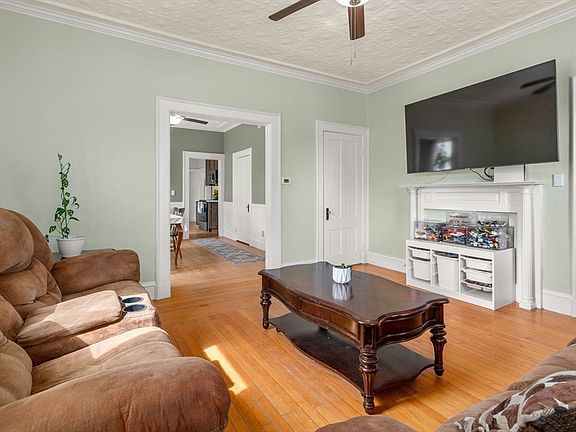 4th image of 140 School St