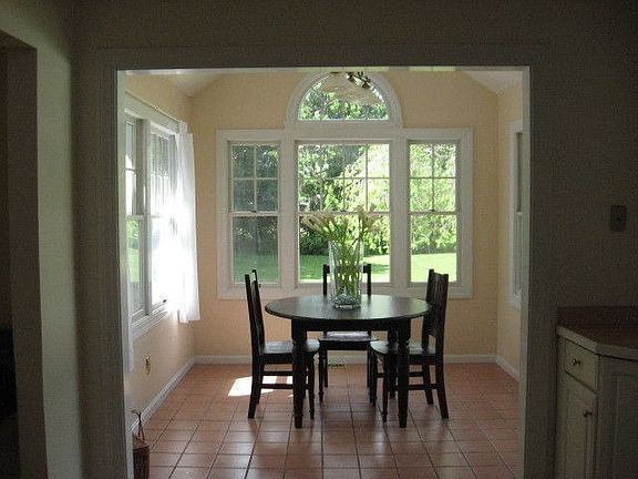 3rd image of 1511 Carriage Hill Dr
