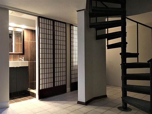 The Lower L remodeled w/a Wall to Wall curtain providing Amb