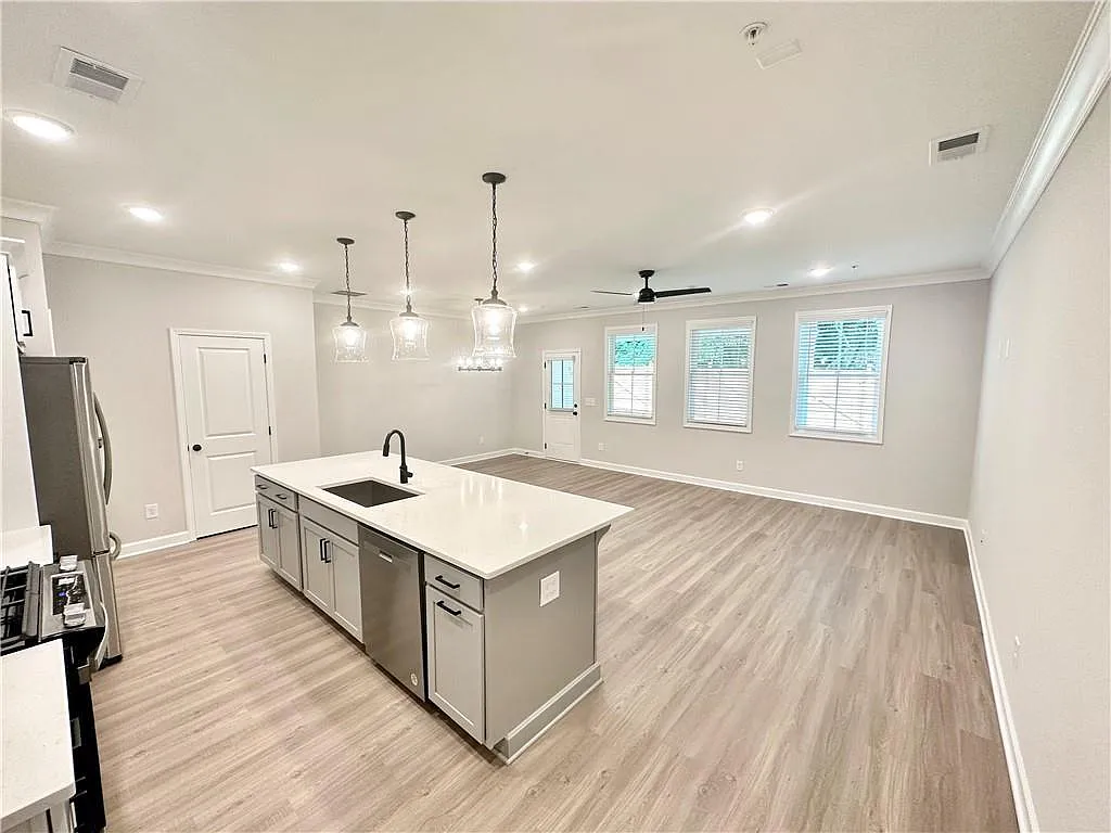 4 bed, 2.5 bath, 1872 sqft, $2,975 — Photo 4