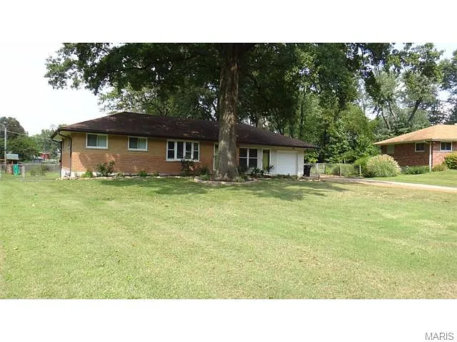 1073 Poplar Dr photo 1