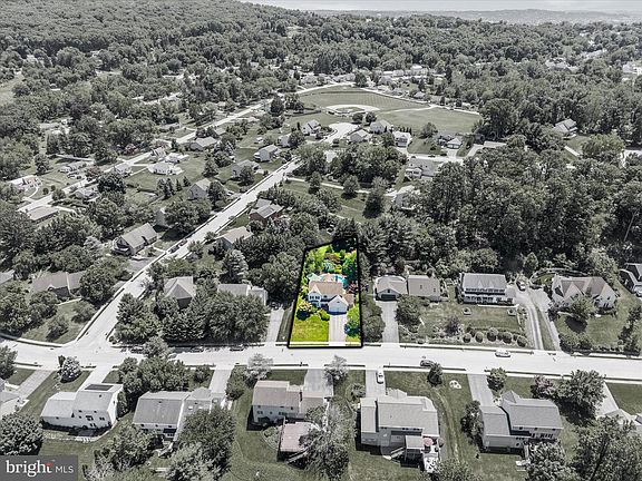 2nd image of 660 Woodside Rd