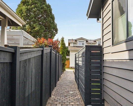 3rd image of 537 16th Avenue W