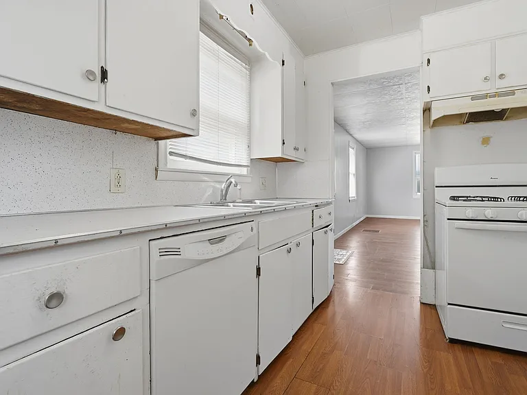 554 Buist St SW — Photo 19
