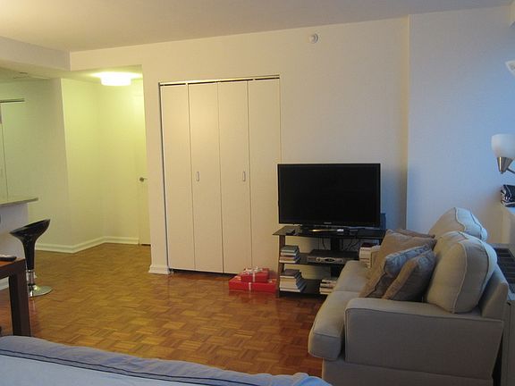 3rd image of 510 W 52nd St APT 21C