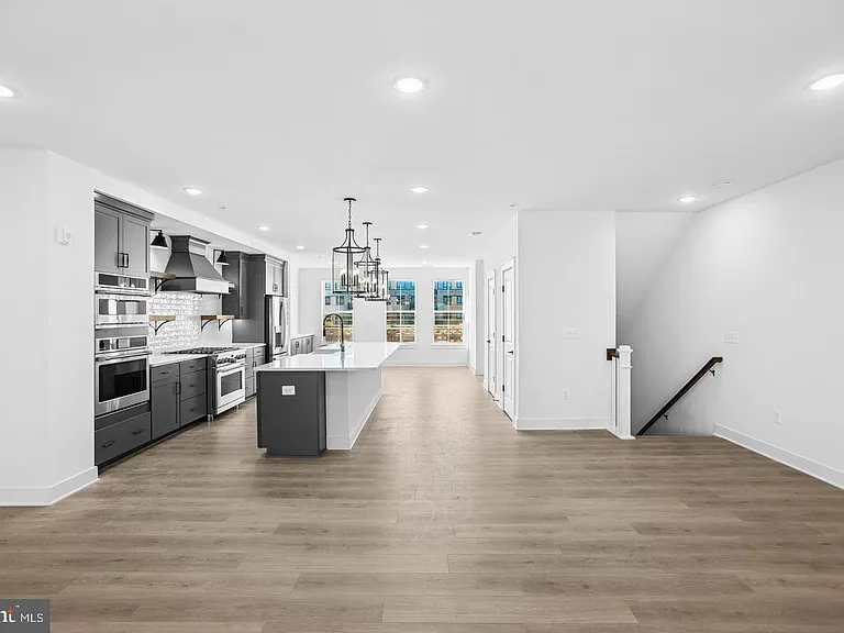 118 Locke Mews #B — Photo 10