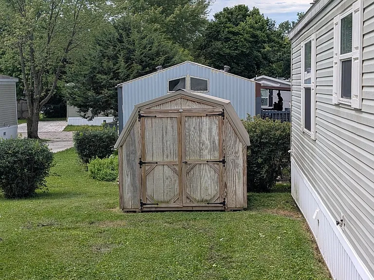 Avon Lakes Estates — Photo 16