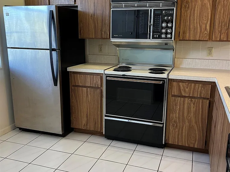 1526 Whitehall Dr #402 — Photo 8