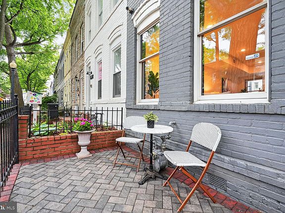2nd image of 624 14th Pl NE