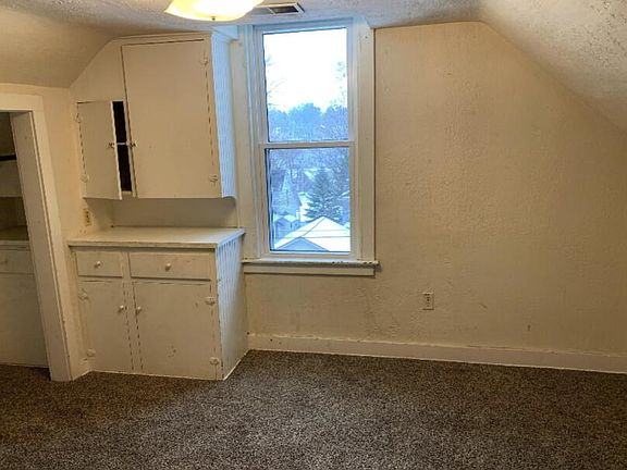 5th image of 736 Coit Ave NE