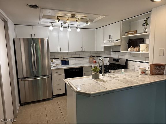 5th image of 595 Meredith Ln