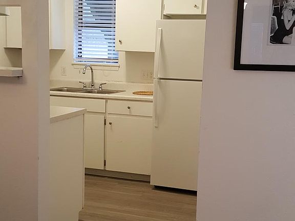 5th image of 1135 Biloxi Dr APT B