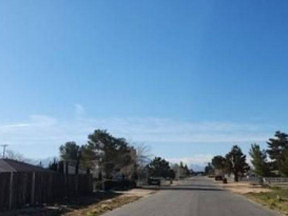 Exterior Neighborhood (street photo)