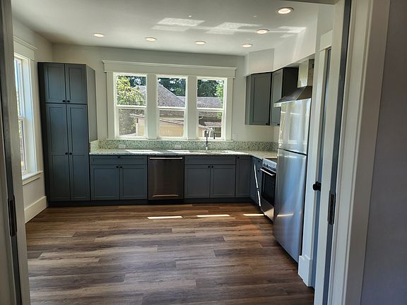 4th image of 1109 Central Ave #B