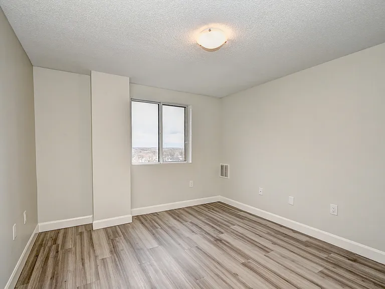 294 Talbot St — Photo 11