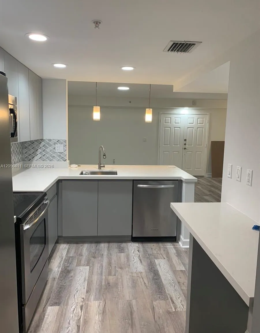 2 bed, 1200 sqft, $3,600 — Photo 2