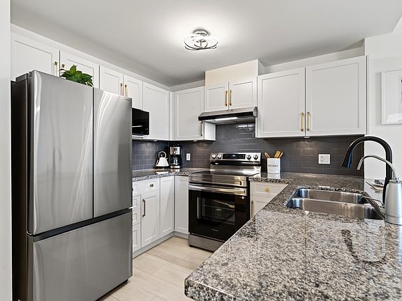 4th image of 14 Begbie St #507