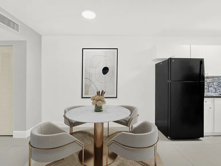 Manor Court Apartments — Photo 9