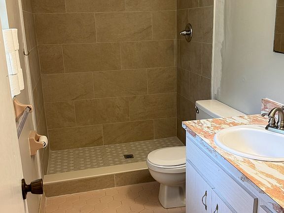 4th image of 909 NW 39th St