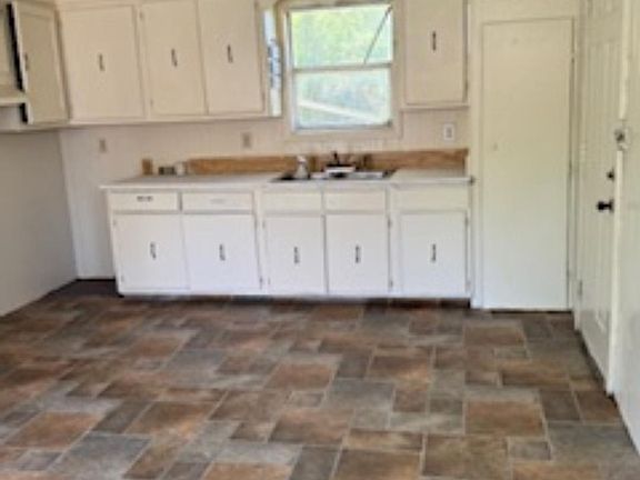 3rd image of 527 Carver Ave