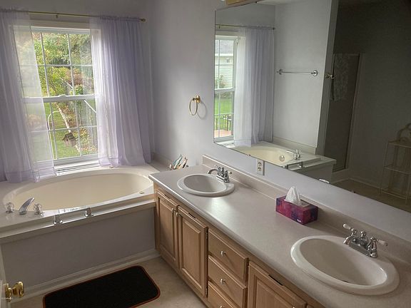 5th image of 7124 Lake Forest Dr