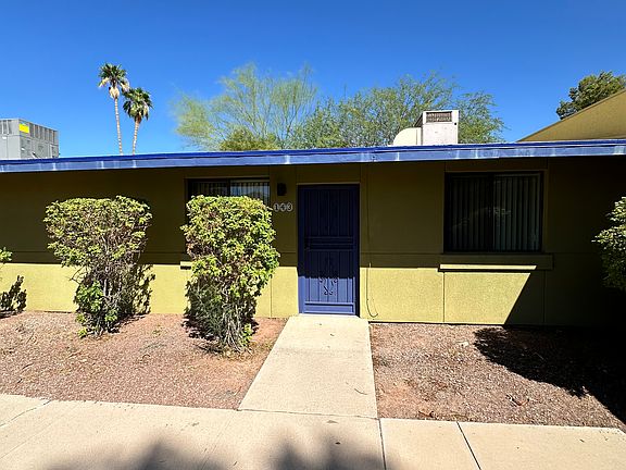 The front door says welcome home and the back door entrance through your patio yardsays ease and convenience!
