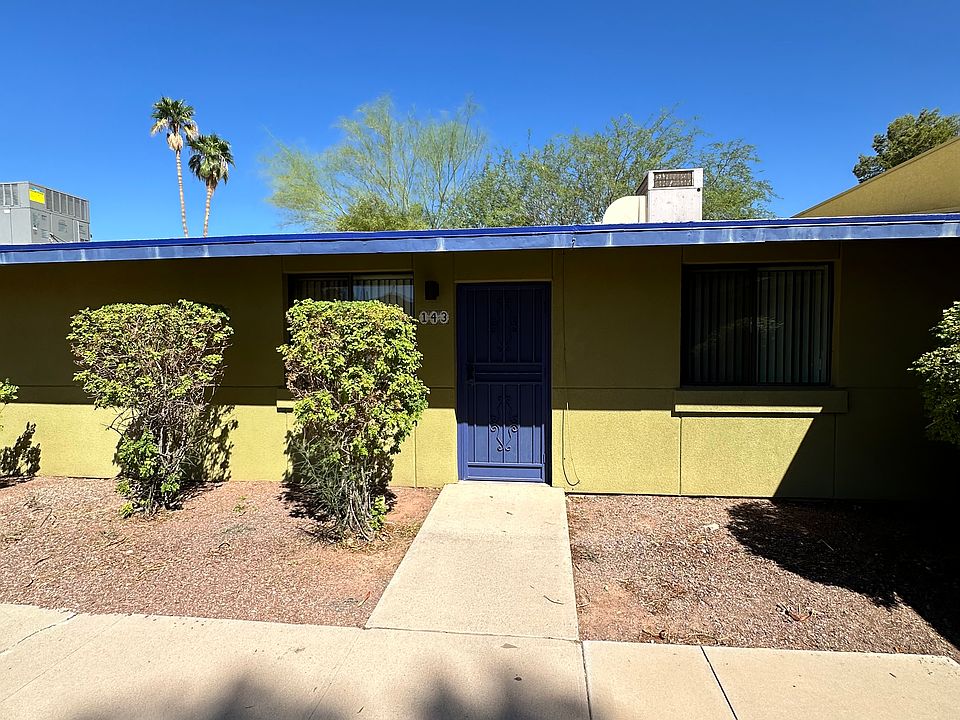 The front door says welcome home and the back door entrance through your patio yardsays ease and convenience!