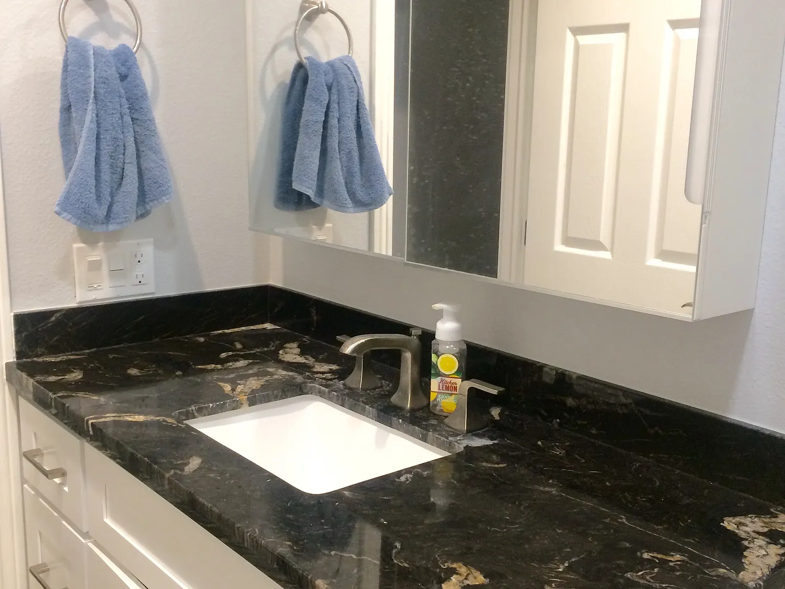 5 bed, 2200 sqft, $950 — Photo 2
