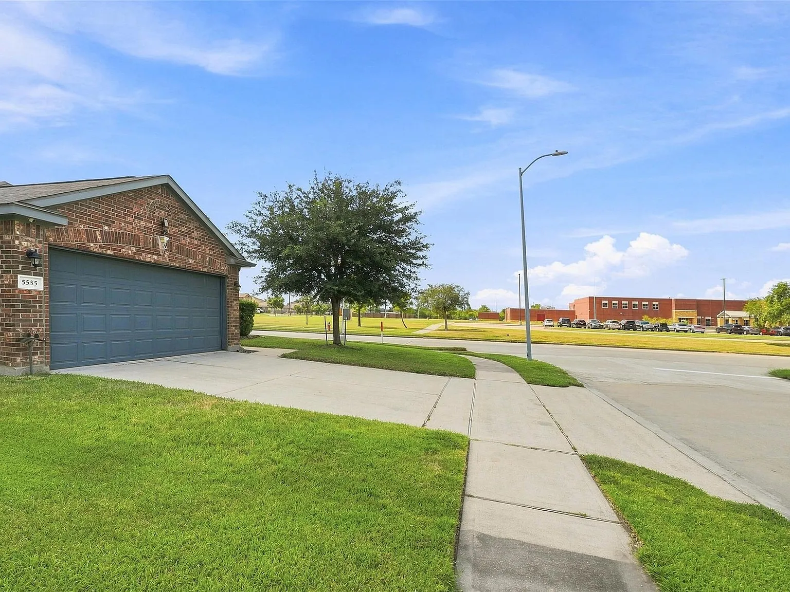 3 bed, 2.0 bath, 1589 sqft, $1,950 — Photo 3