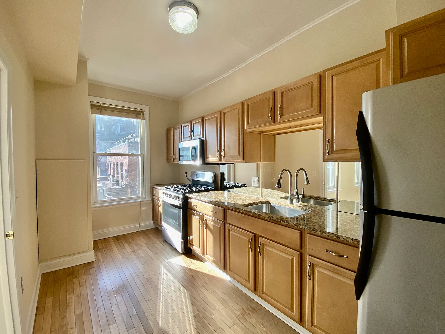 Studio, 350 sqft, $1,600 — Photo 3