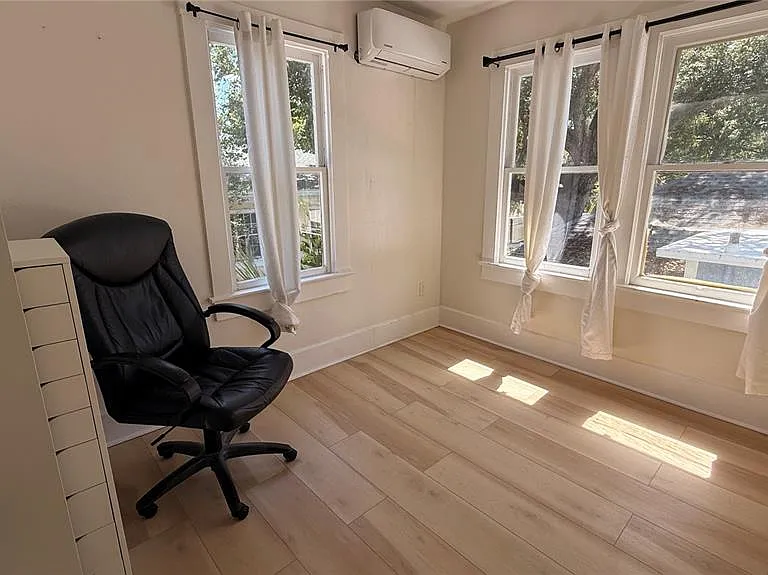 905 Jones St — Photo 13