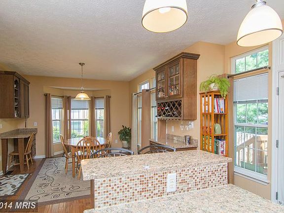 5th image of 208 Eisenhower Ct