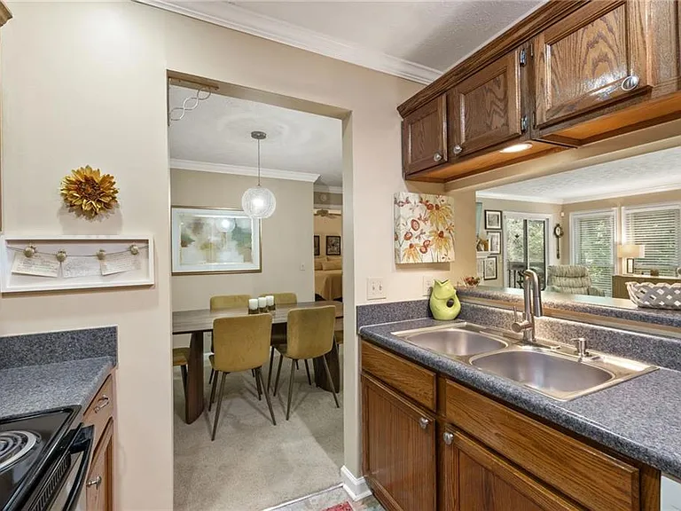 525 Warm Springs Cir — Photo 4