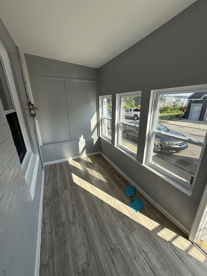 Beautiful 3 Bedroom Home Updated & Move In Ready — Photo 2