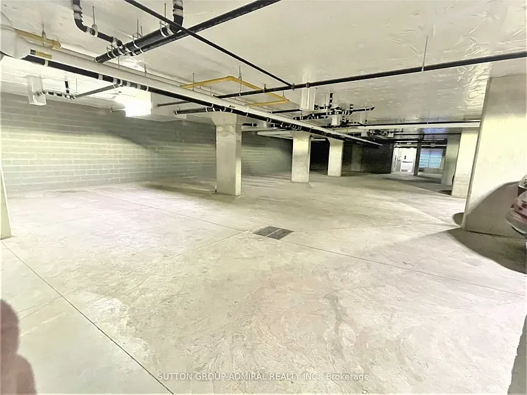 64 Queen St S #G3 — Photo 29