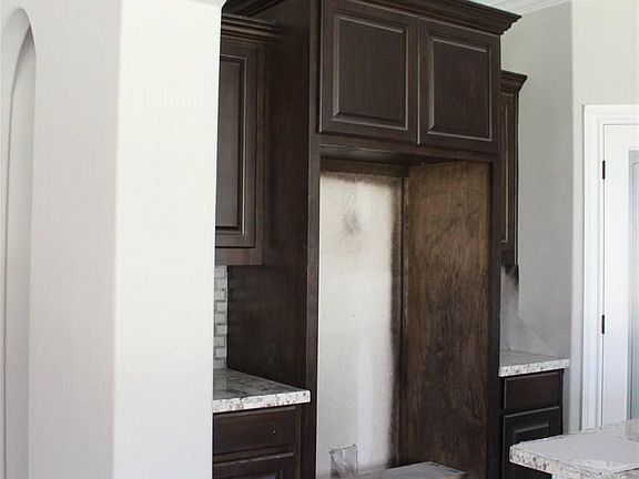 4th image of 6175 Carrie Ln