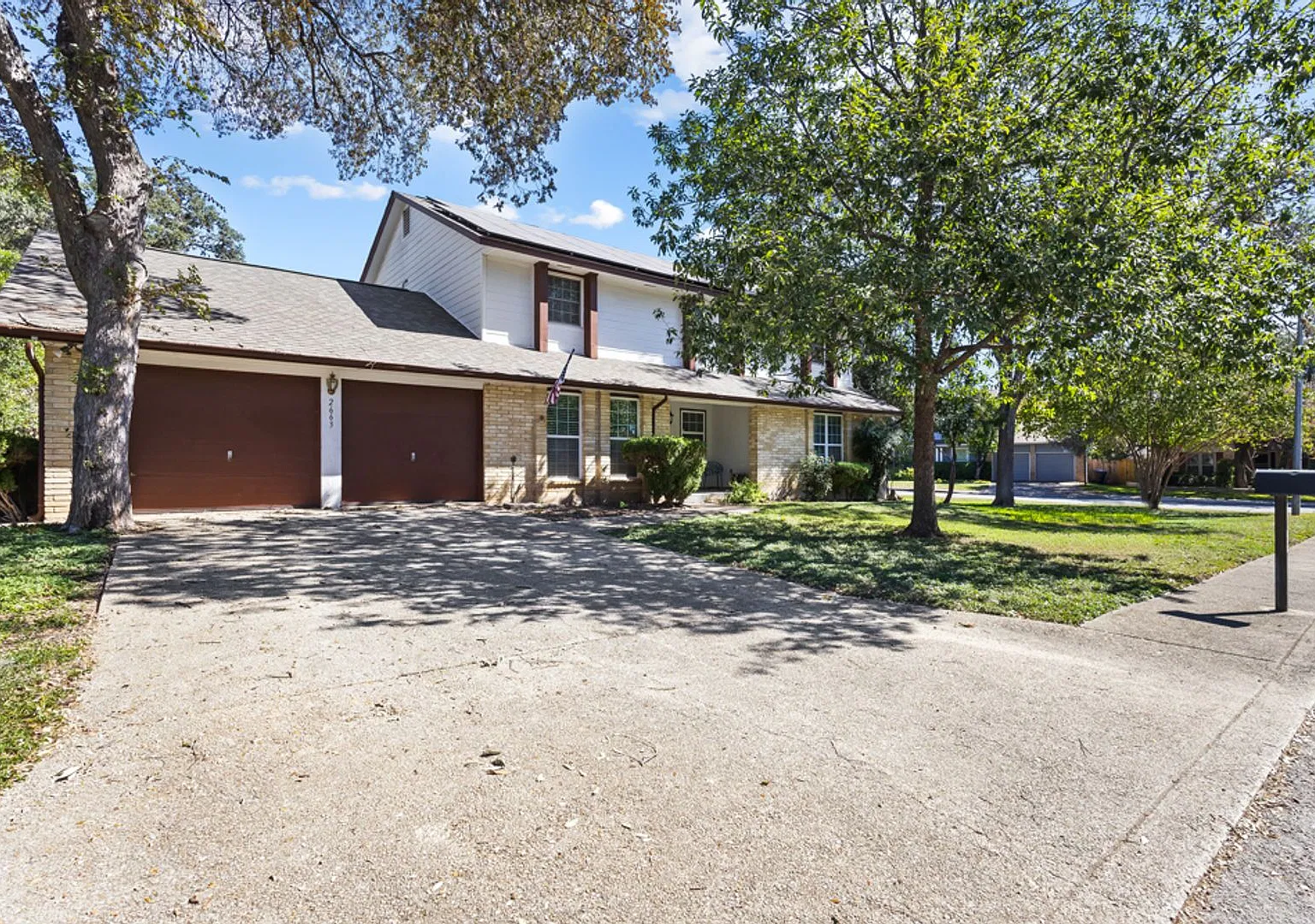 4 Bedroom / 2.5 Bath in Pebble Forest Subdivision — Photo 2