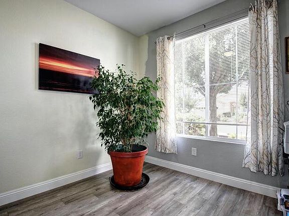 4th image of 209 Heartrose Ct