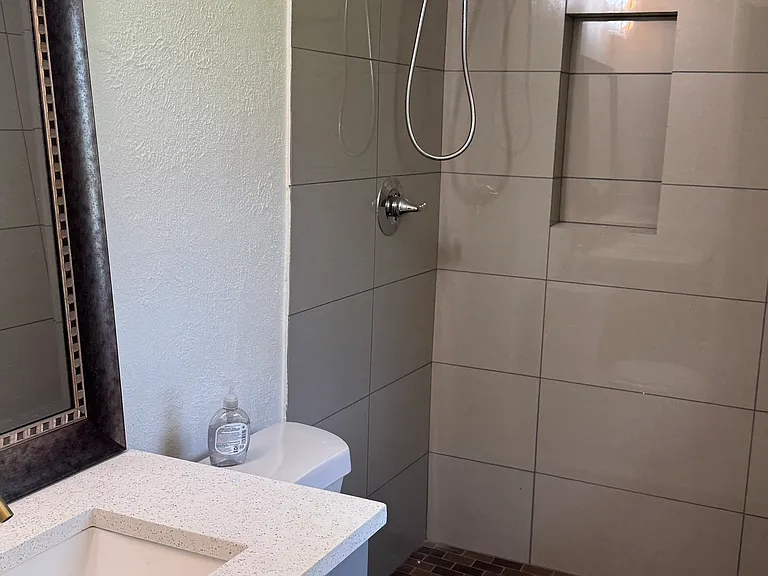 748 Oakwood Ave — Photo 7