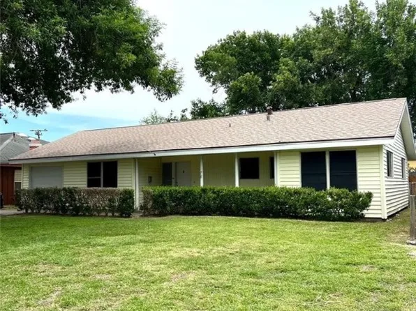 618 Lazy Ln, Pt Lavaca, TX 77979